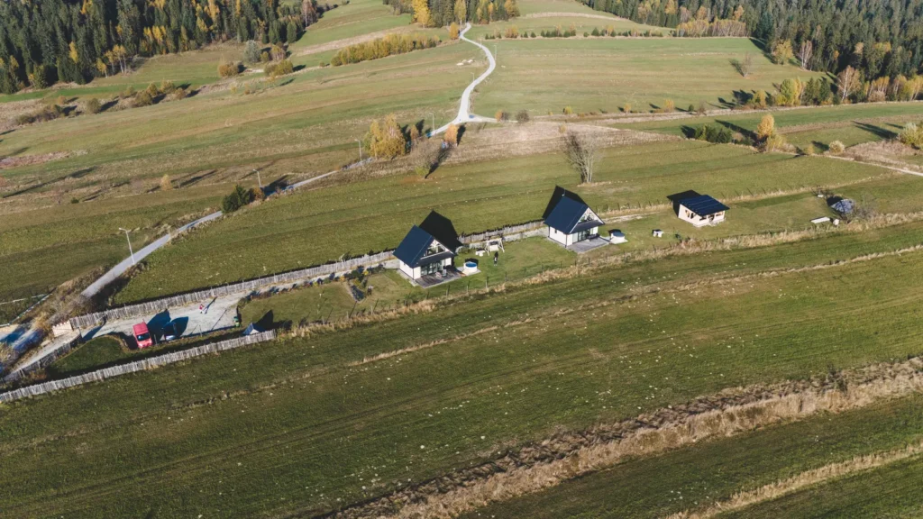 Gorczańskie łąki i domki w Klikuszowej z lotu ptaka